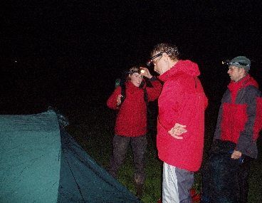 De rode jassenbrigade inspecteert